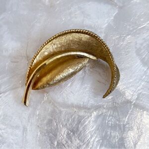 Vintage Gold Tone Leaf Brooch Signed BSK Classic Style